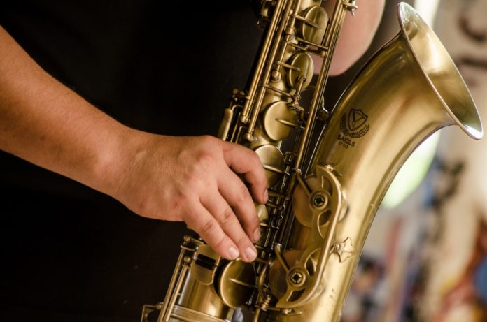 Dyr saxofon bliver spillet på af mand