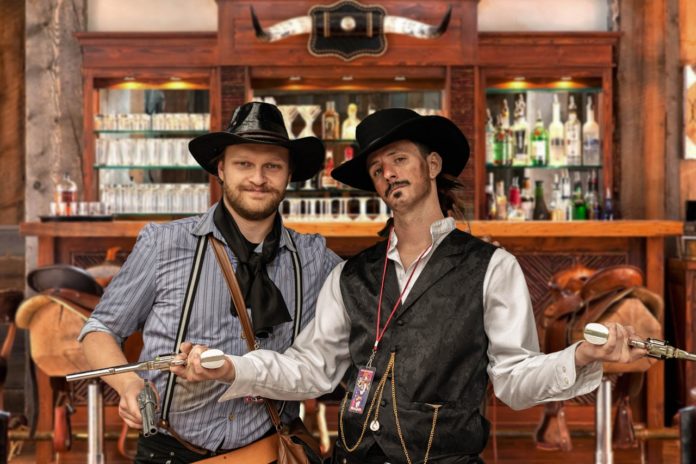 To mænd står i western bar