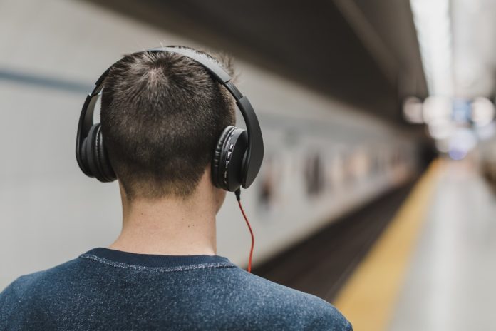 Person har høretelefoner på i metroen