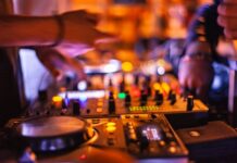 Sådan finder du den bedste dj DJ spiller musik til festen