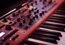 Har du ikke råd til musikudstyr, så kan du låne synthesizer