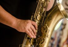 Jagten på ‘den hellige gral’: Sådan får du råd til drømme-instrumentet Dyr saxofon bliver spillet på af mand