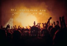 Huskeliste til Roskilde festival Folk danser på roskilde festival