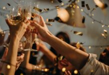 Find sjov underholdning til fest Folk skåler med champagne til fest