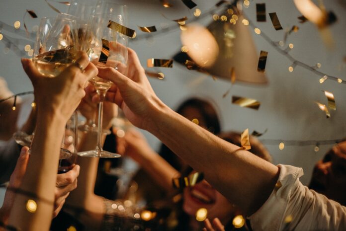 Folk skåler med champagne til fest