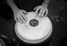 Hvorfor alle burde opleve andre landes traditionelle musik Bongo tromme bliver spillet af person