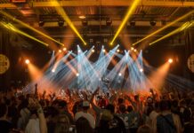 Studentergave? Derfor er en koncert den perfekte idé En masse folk er til koncert med lysshow