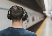 Få den bedste lyd i ørerne Person har høretelefoner på i metroen