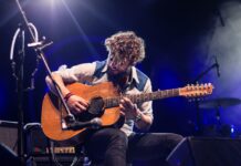 Derfor skal du klæde dig ud som en kendt musiker til din næste kostumefest Kendt musiker spiller guitar live