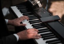 Søvn kan hjælpe på kreativiteten Person spiller keyboard og synthesizer