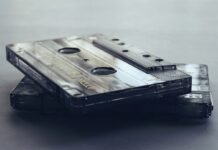 80’er musik og 80’er tøj er begyndt at få et comeback Kasettebånd ligger på et bord