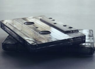 80’er musik og 80’er tøj er begyndt at få et comeback Kasettebånd ligger på et bord